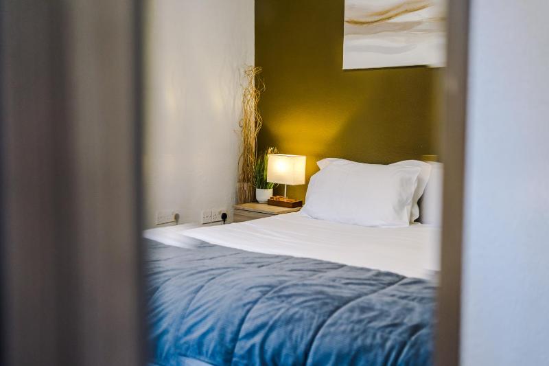 Queens Avenue - Central Chester Home - Sleeps 9 - image 6