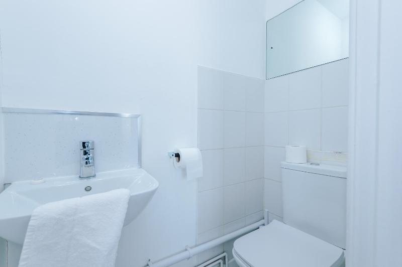 Queens Avenue - Central Chester Home - Sleeps 9 - image 10