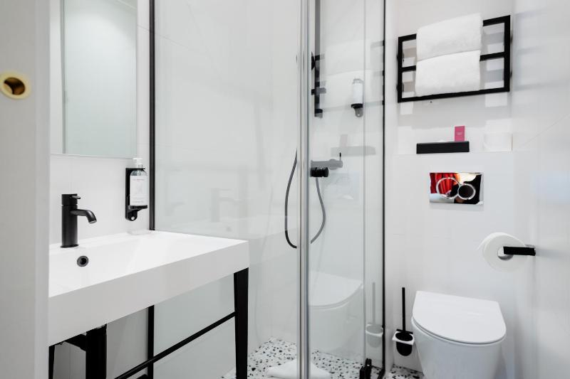 Comfort Queen Double Room image 2