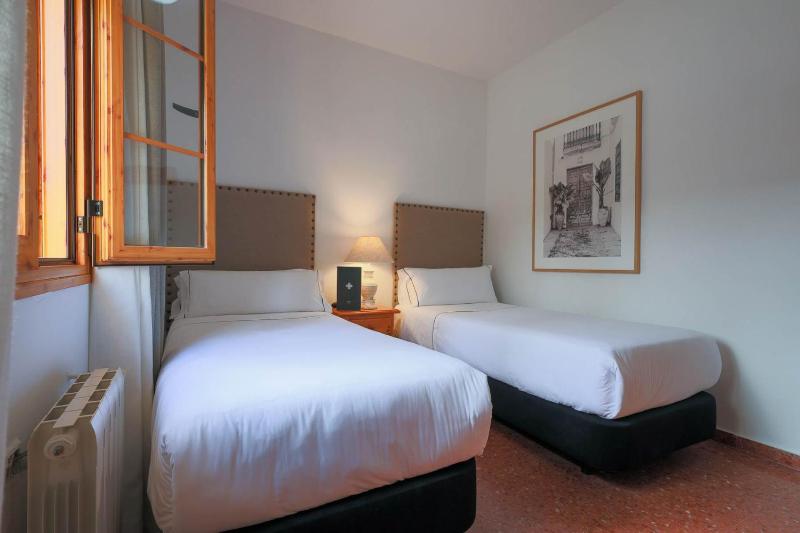 Double or Twin Room image 2