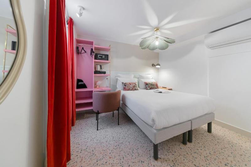 Classic Double Room image 3