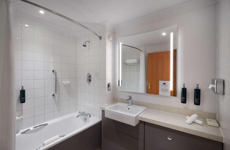 Twin Room image 4