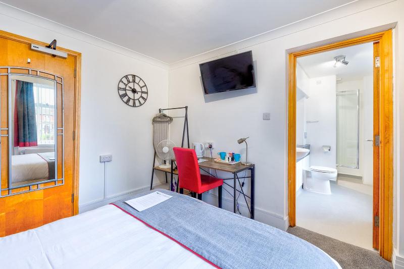 Standard Double Room image 3