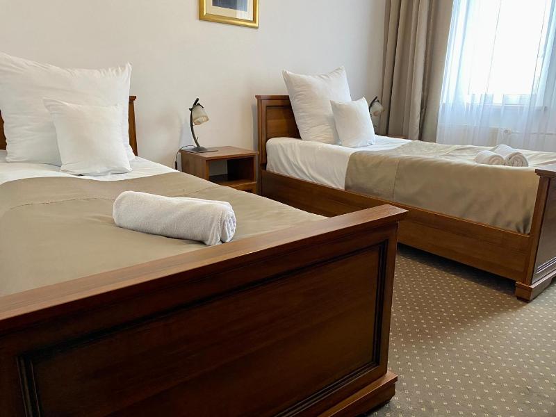 Twin Room image 3