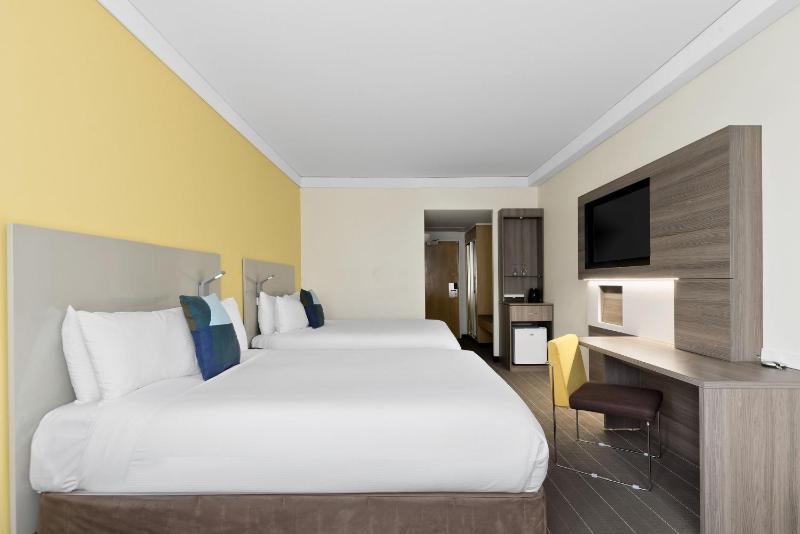 Standard Twin Room image 4