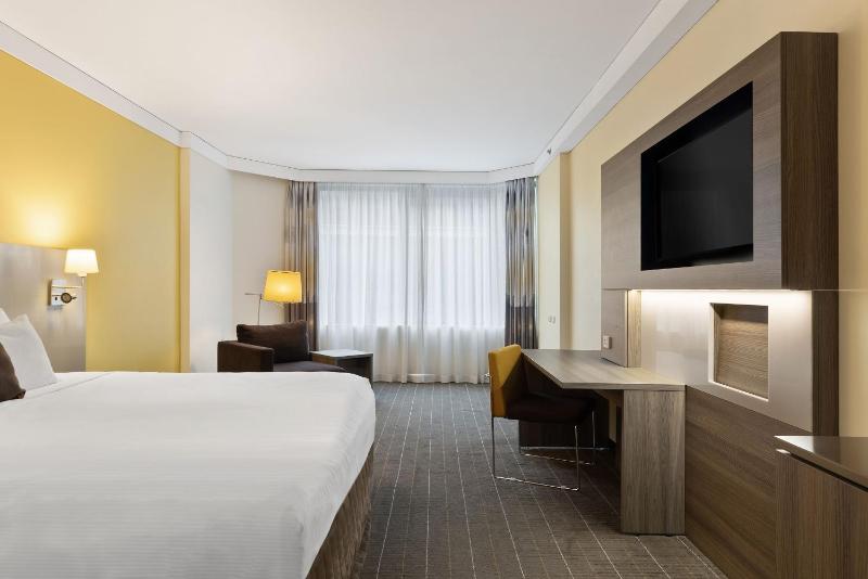 Standard King Room image 4