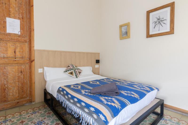 Deluxe Double Room with Extra Bed image 4
