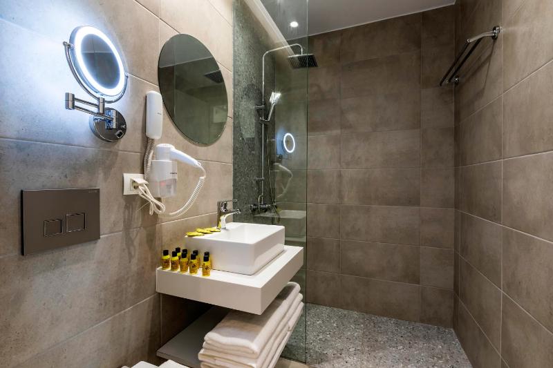 Standard Triple Room with Sea View image 3