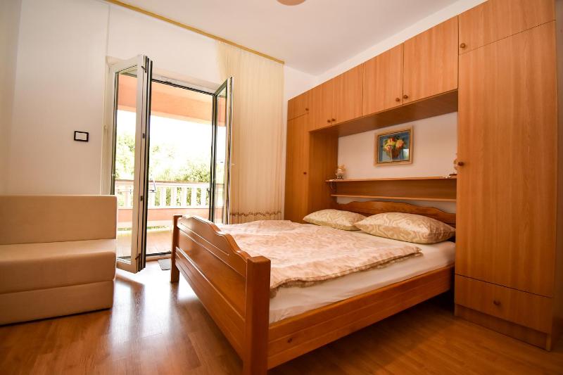 Basic Triple Room image 4
