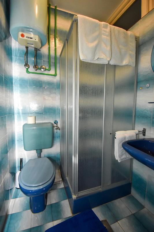 Basic Triple Room image 3