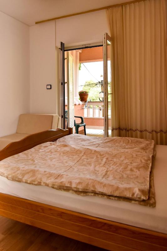 Basic Triple Room image 2