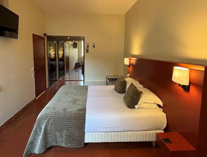 Standard Double Room image 3