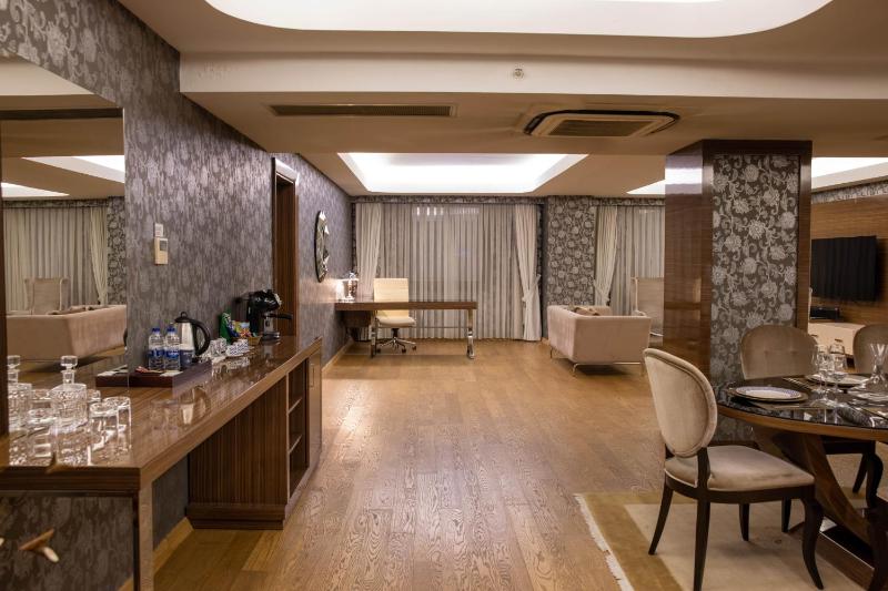 Presidential Suite image 2