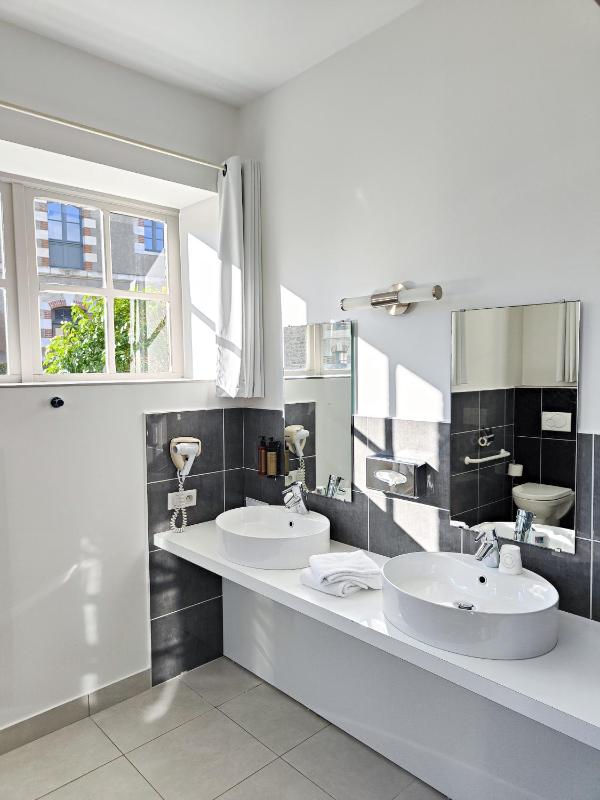 Triple Room in Dependence image 3
