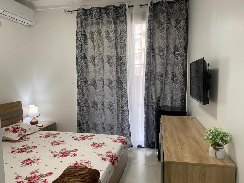 Single Room with Bathroom image 1