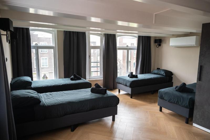 Standard Room for 6 Guests image 3