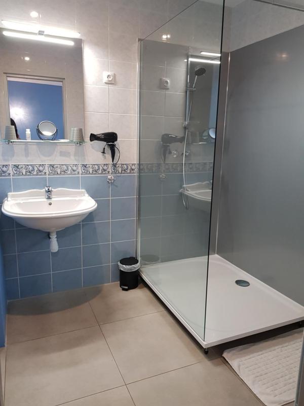 Standard King Room image 2