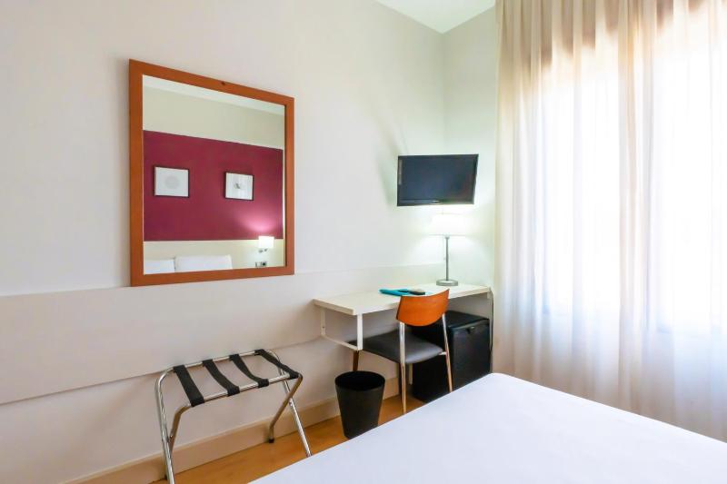 Basic Double Room image 4