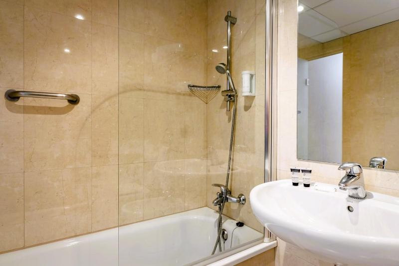 Basic Double Room image 3