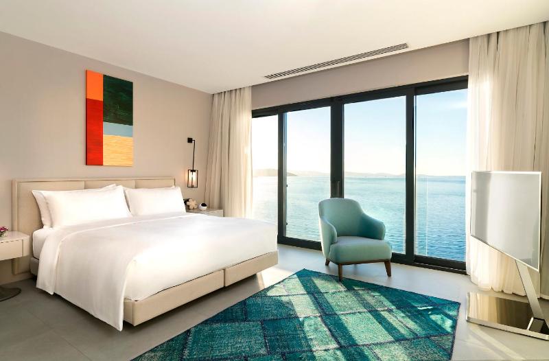Deluxe Seaview with sofa, Guest room, 1 King, Sea view image 1