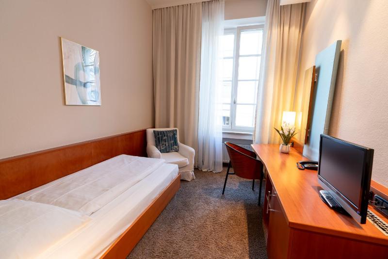 Single Room image 4