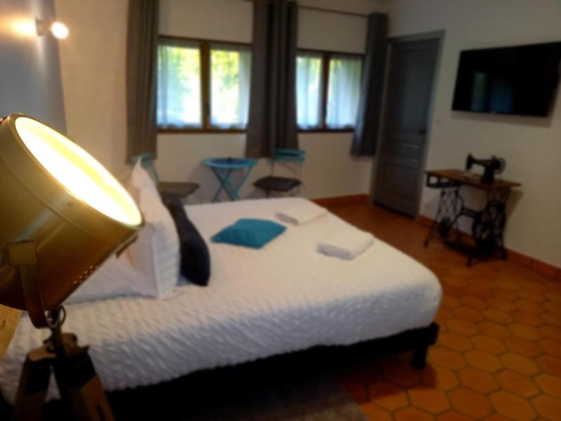 Standard King Room image 4