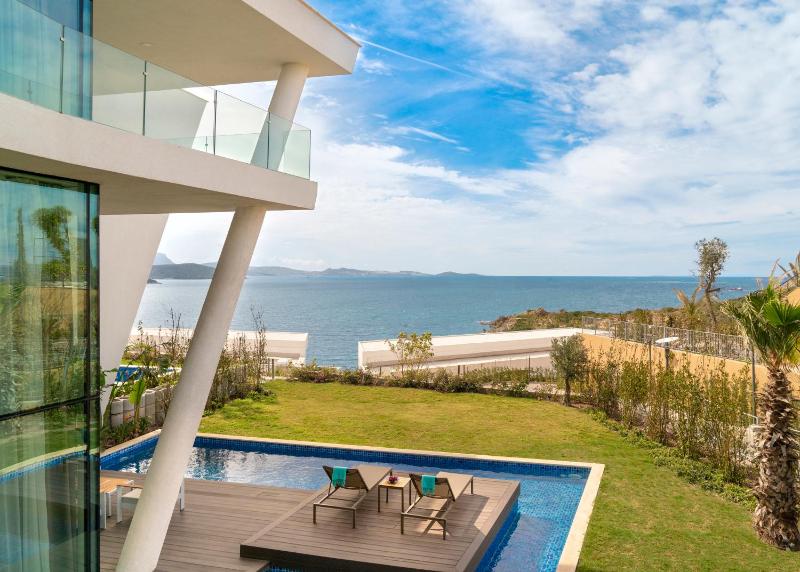Pool Villa, 4 Bedroom Villa, Sea view, Balcony image 1