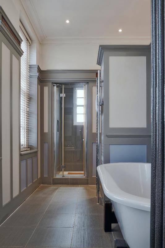 One-Bedroom Suite image 4