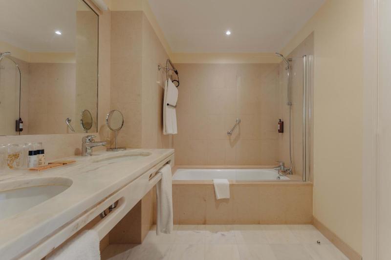 Deluxe Double or Twin Room with Balcony and Garden View image 3