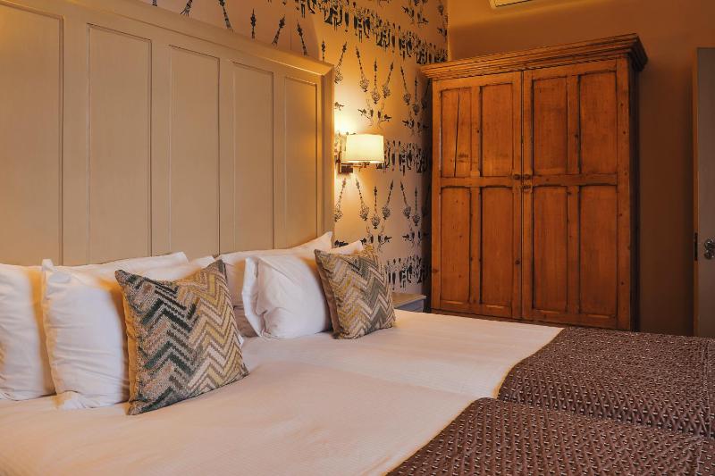 Large Twin Room image 4