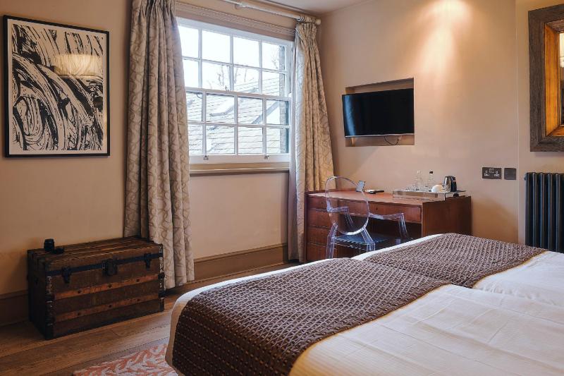 Large Twin Room image 1