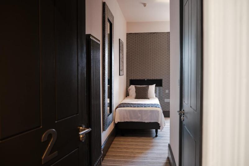 Single Room with Bathroom image 1