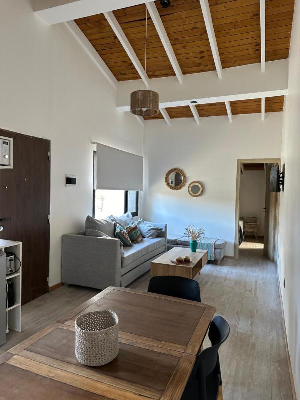 Apartamento hasta 4 personas con jardin parrilla y estacionamiento gratuito Ubicado cerca de la ciudad y a 20 minutos del cerro Catedral - image 1