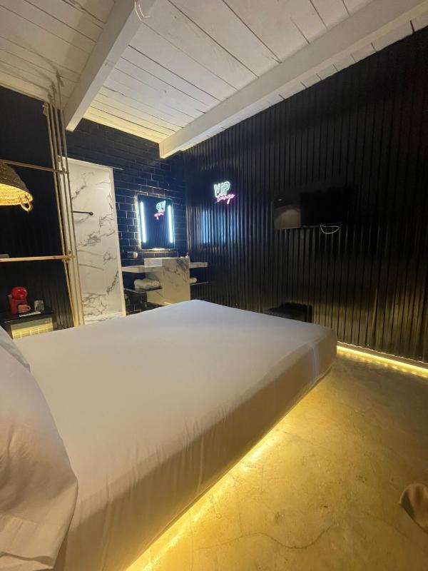 Economy Double Room image 2