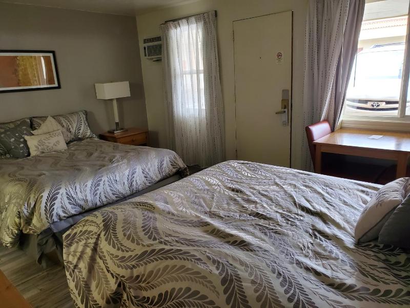Queen Room with Two Queen Beds image 4
