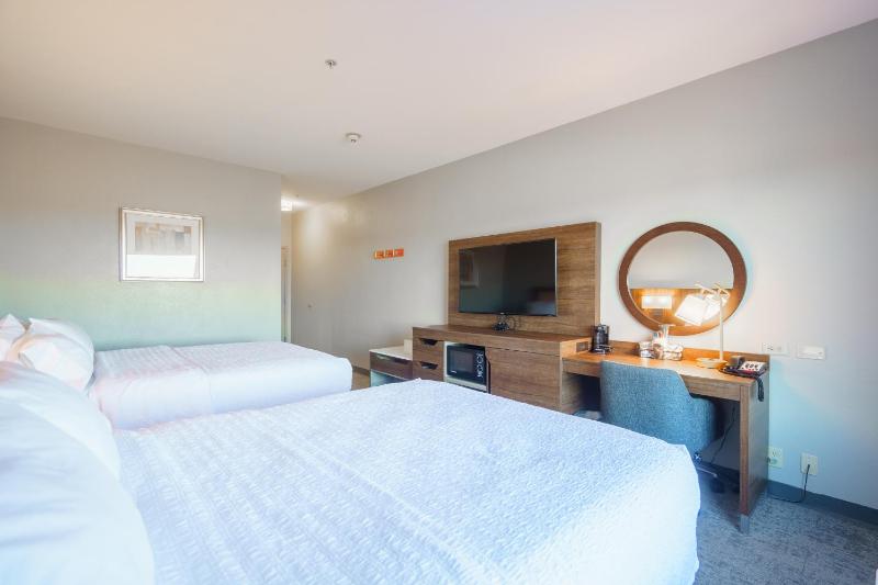 Room with Two Queen Beds - Non-Smoking image 3