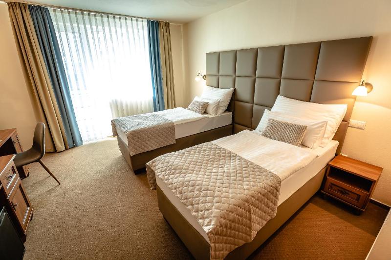 Comfort Twin Room image 4