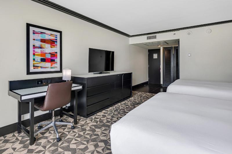 Queen Room with Two Queen Beds and Bay View  image 2