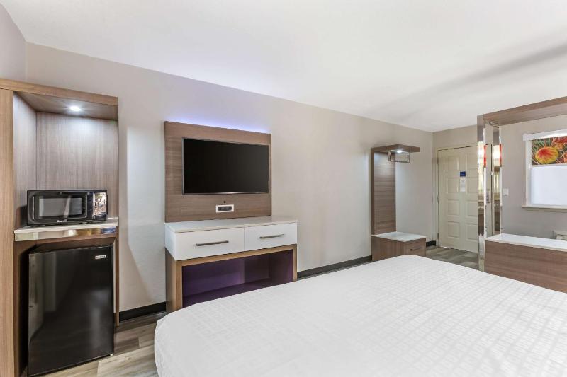 King Room with Sofa Bed - Non-Smoking image 4
