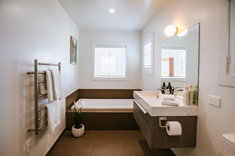 Penshurst - Lake & Mountain Views - Sleeps 10 - image 13