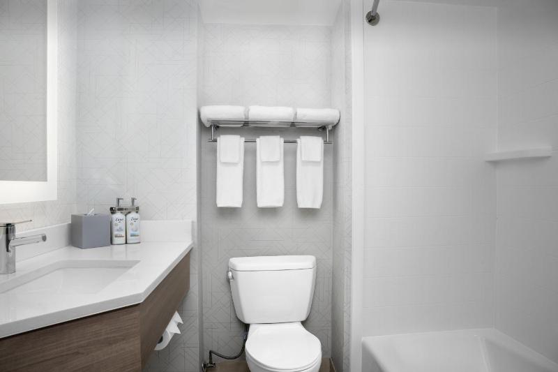 Standard King Room image 2