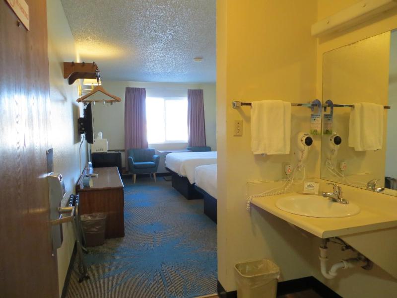 Queen Room with Two Queen Beds - Non-Smoking image 3