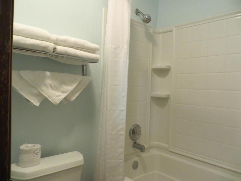 Queen Room with Two Queen Beds - Non-Smoking image 2