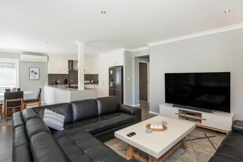 Bluewater Jervis Bay - Pet Friendly Luxury with Spa - 5 Mins Walk to Beach - image 7