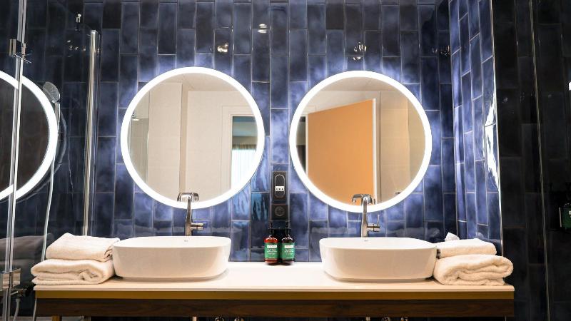 Premium Suite with Sea View image 4