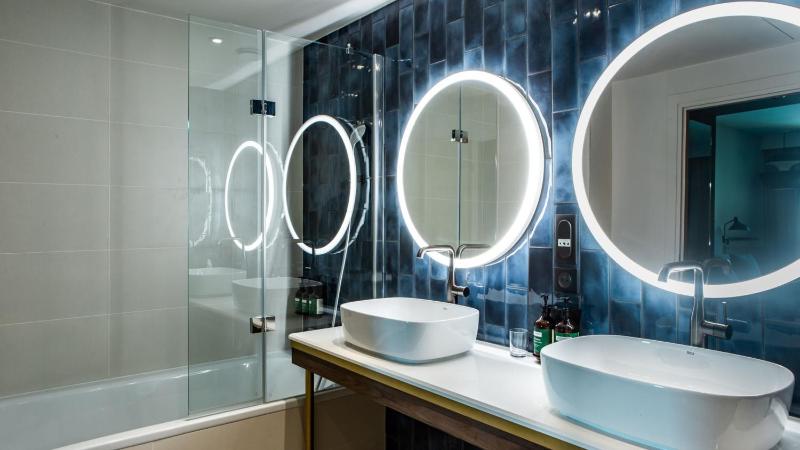 Premium Suite with Sea View image 3