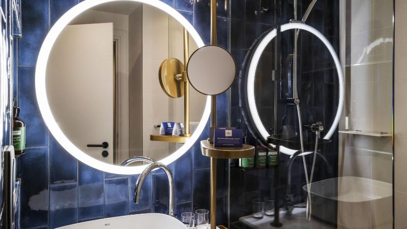 One King-Size Bed Premium Room image 3