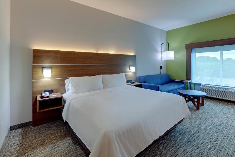 Standard King Room image 3