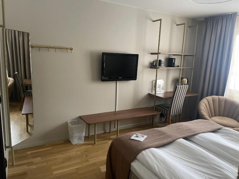 Double Room image 3