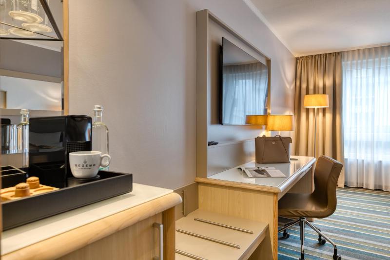 Standard Queen Room image 3
